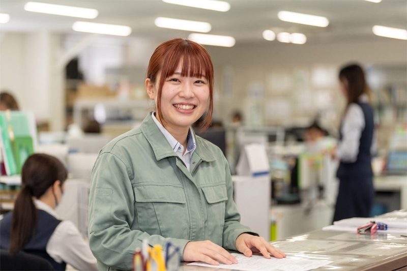 オフィスで笑顔を見せる社員の採用写真